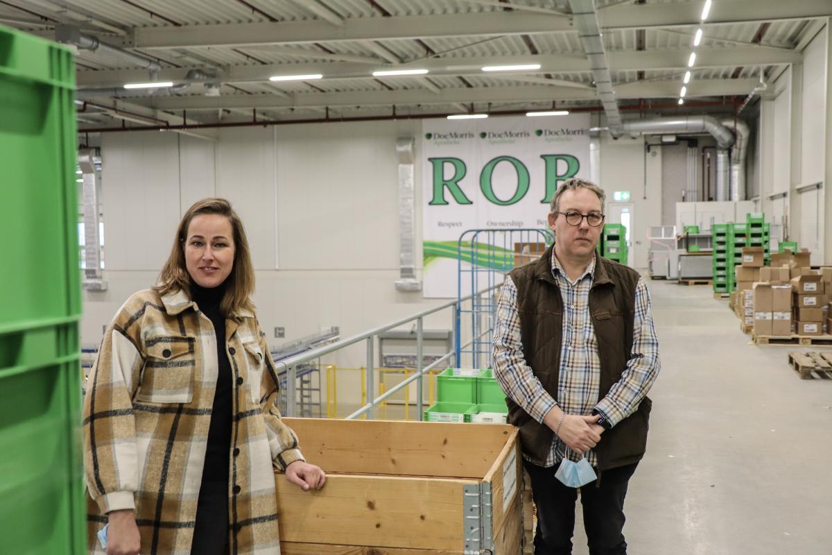 Jobcoach Danielle met voorman Rene op werkvloer DocMorris