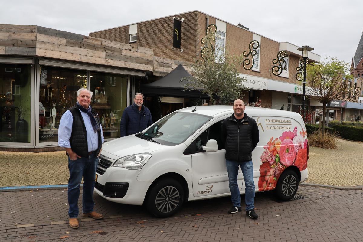 Wout met jobcoach Detlef en werkgever Ed voor bestelbus van bloemist Ed Heuvelmans
