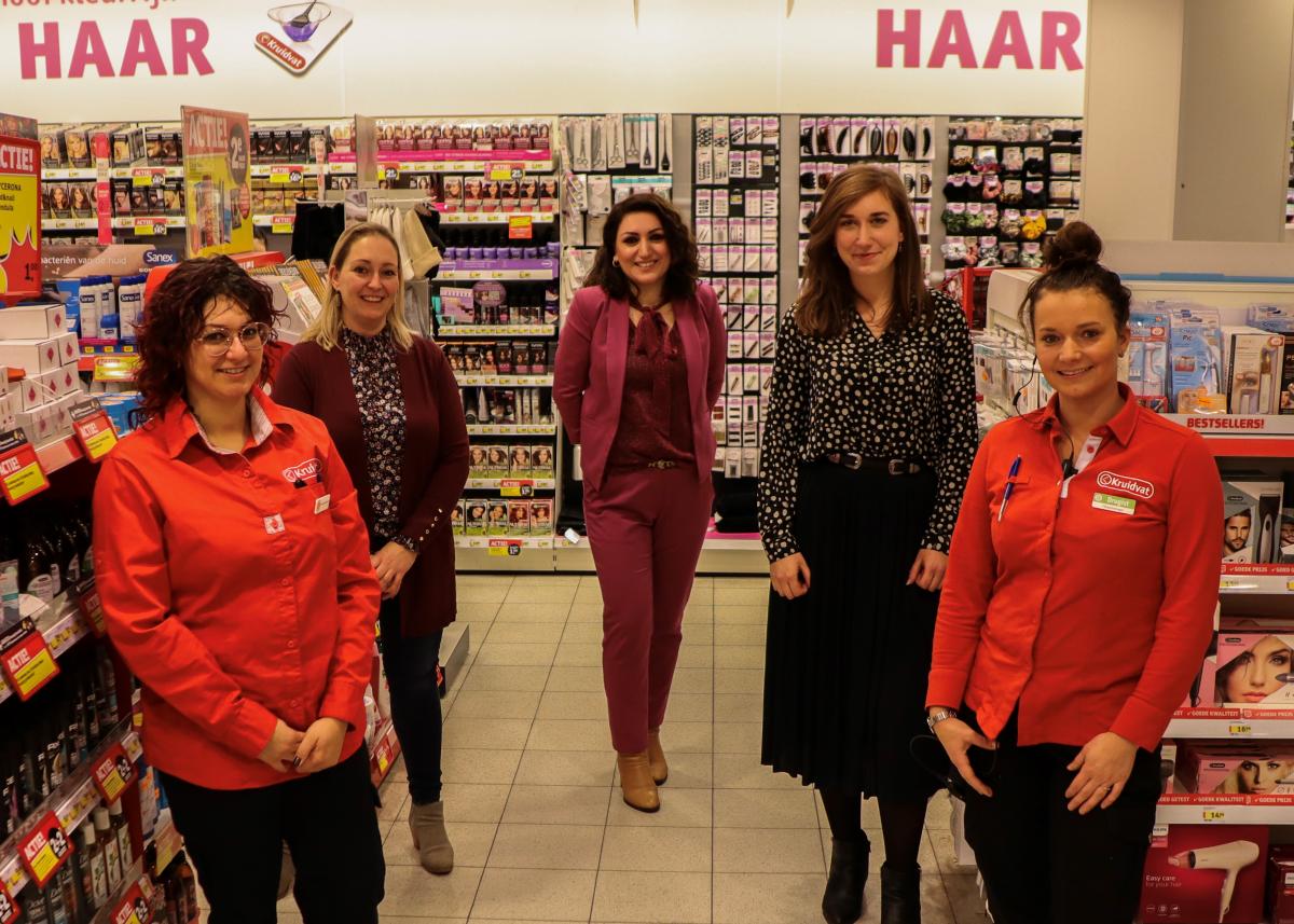 Milly, Bianca, Asiya, Nancy en Kimberly in gangpad van Kruidvat Heerlerheide