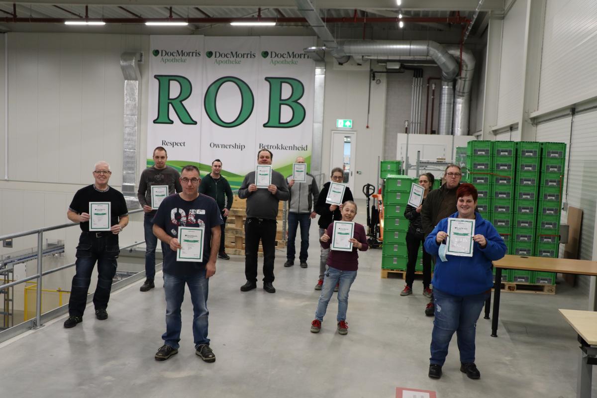 Sven poseert samen met 10 medewerkers die GDP certificaat laten zien