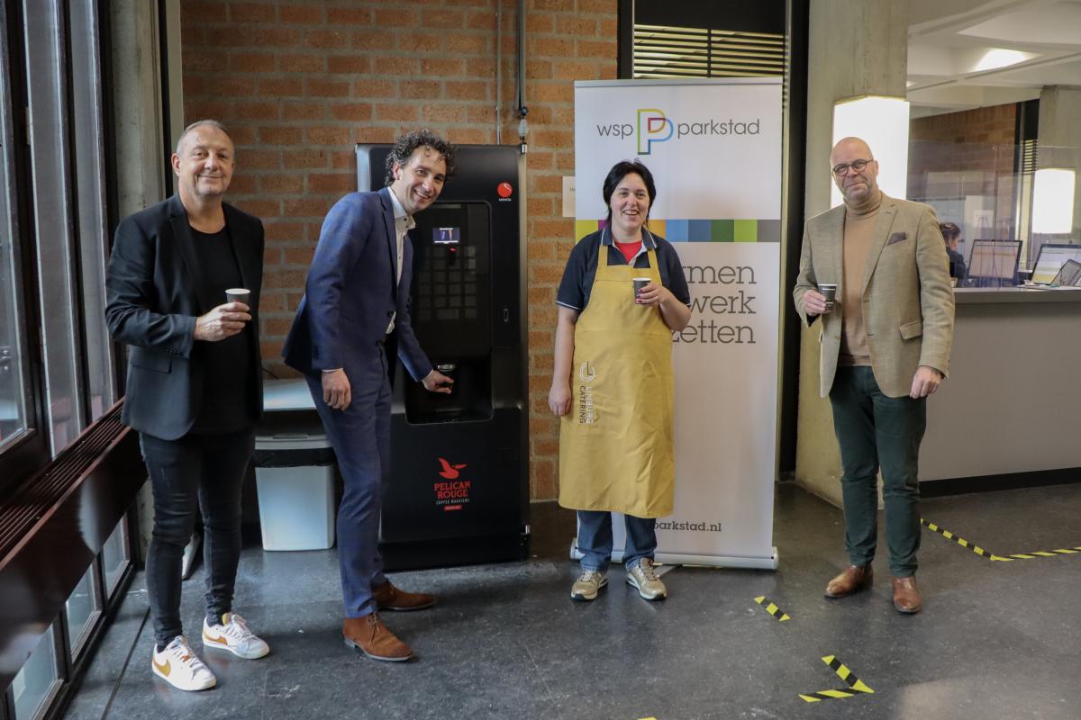 Luc Meijs concerncontroller WSP tapt koffie uit koffieautomaat van Limburg Catering in bijzijn van Ron, Nikita en Ben