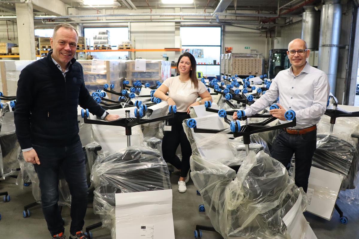 Personen met de nieuwe bureaustoelen