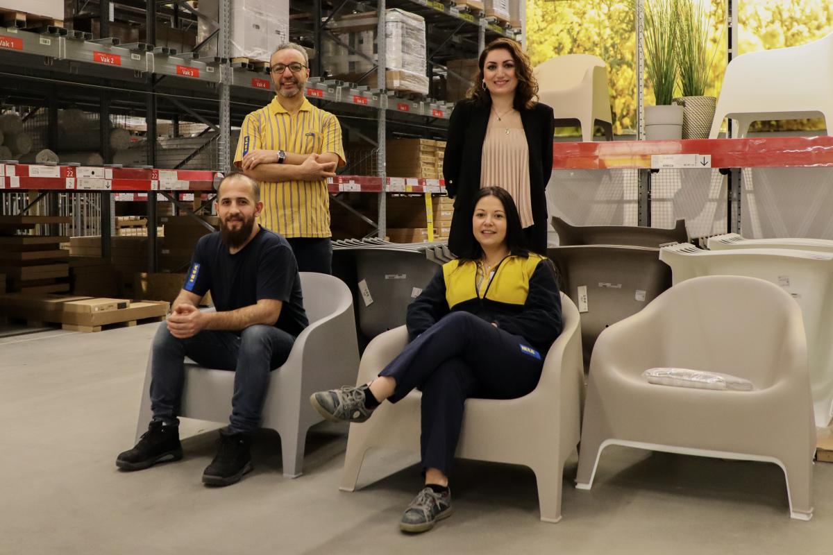 Mohamad, Tawfie en Myrka van IKEA samen met Asiya in het magazijn van IKEA