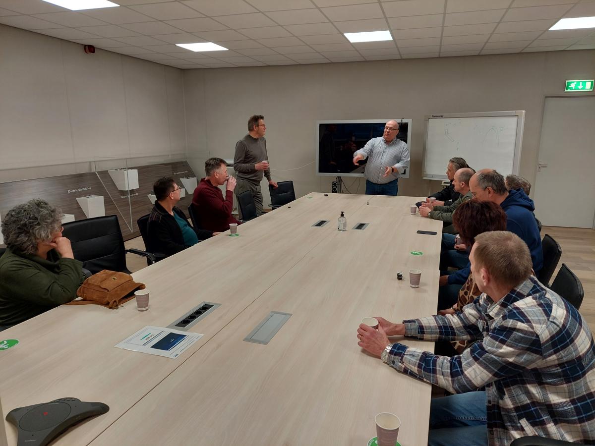 Directeur Simrax geeft presentatie in vergaderruimte aan 20 WSP medewerkers