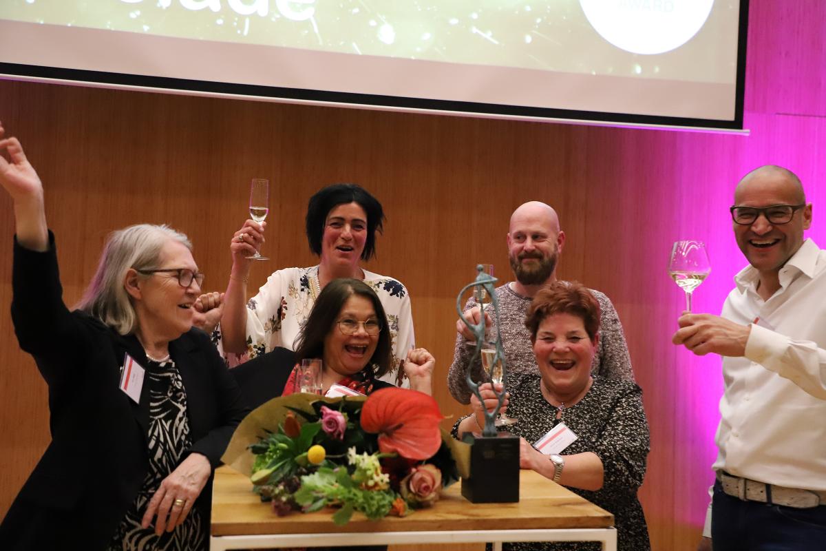 Groepsfoto van Geruba Chocolade met proostende medewerkers vanwege winst Sprinc MVO award 2022