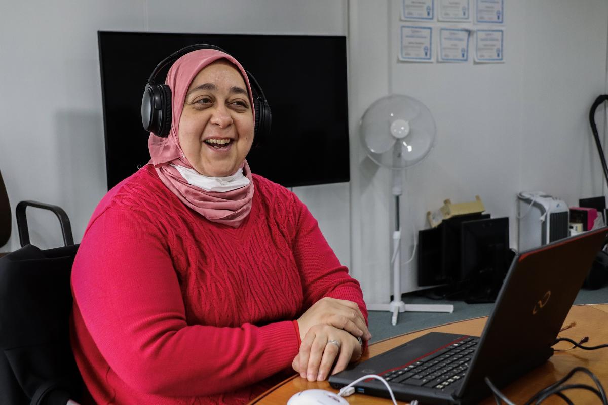 Vrouw achter laptop