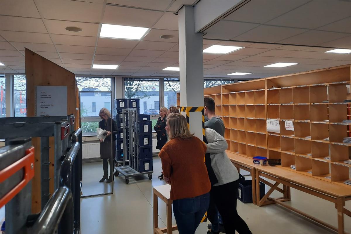 Consulenten kijken bij de postsortering bij Businesspost