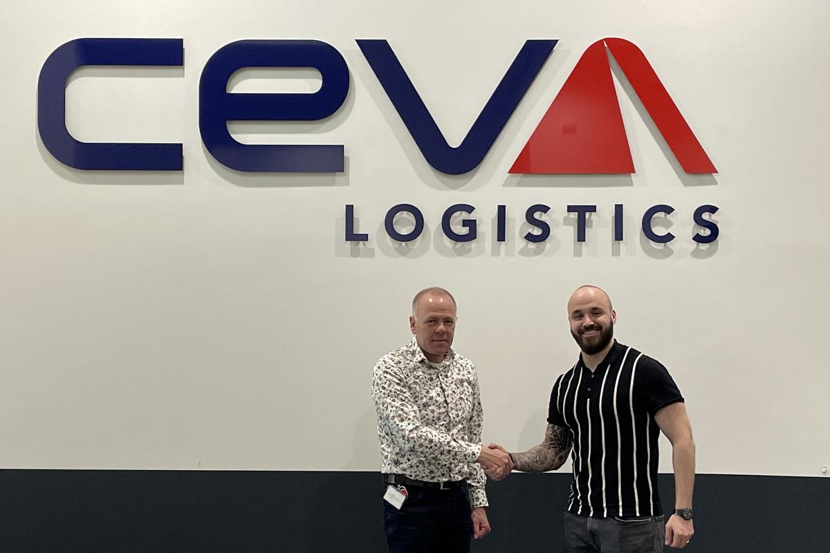 Jos Devoi van WSP Parkstad en Sonny Eijkenboom van Ceva Logistics geven handdruk voor nieuwe samenwerking