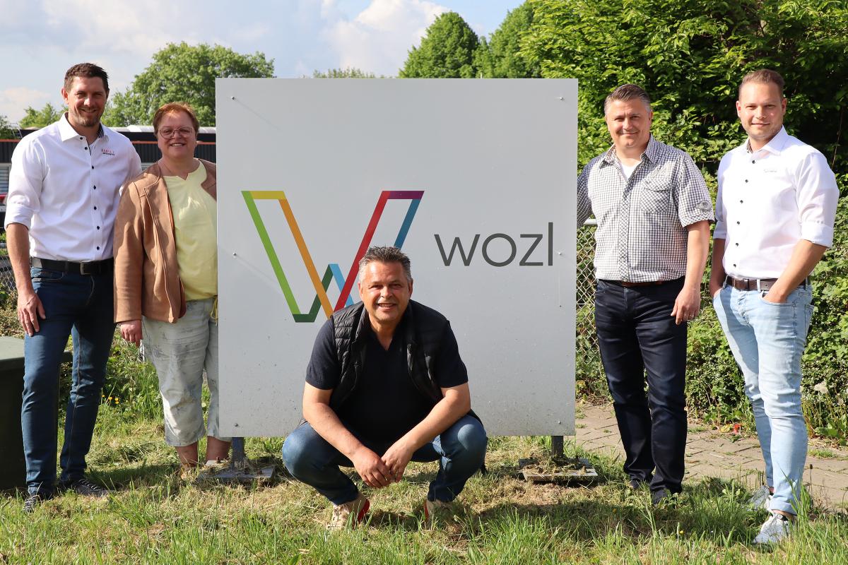 Roger, Brigitte, Mike, Marco en Roger voor het WOZL bord bij Beschut 2.0
