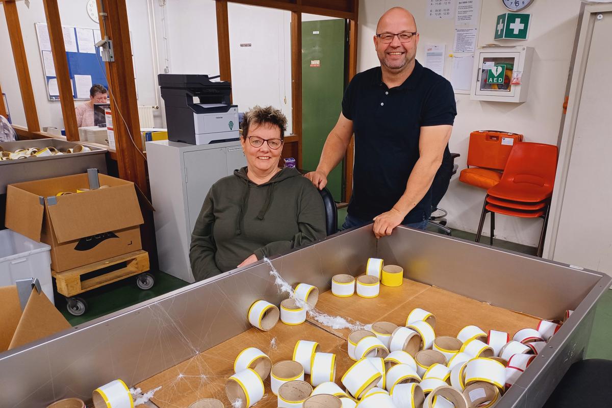 Marina en Ralph bij Lycra Company achter een bak klossen