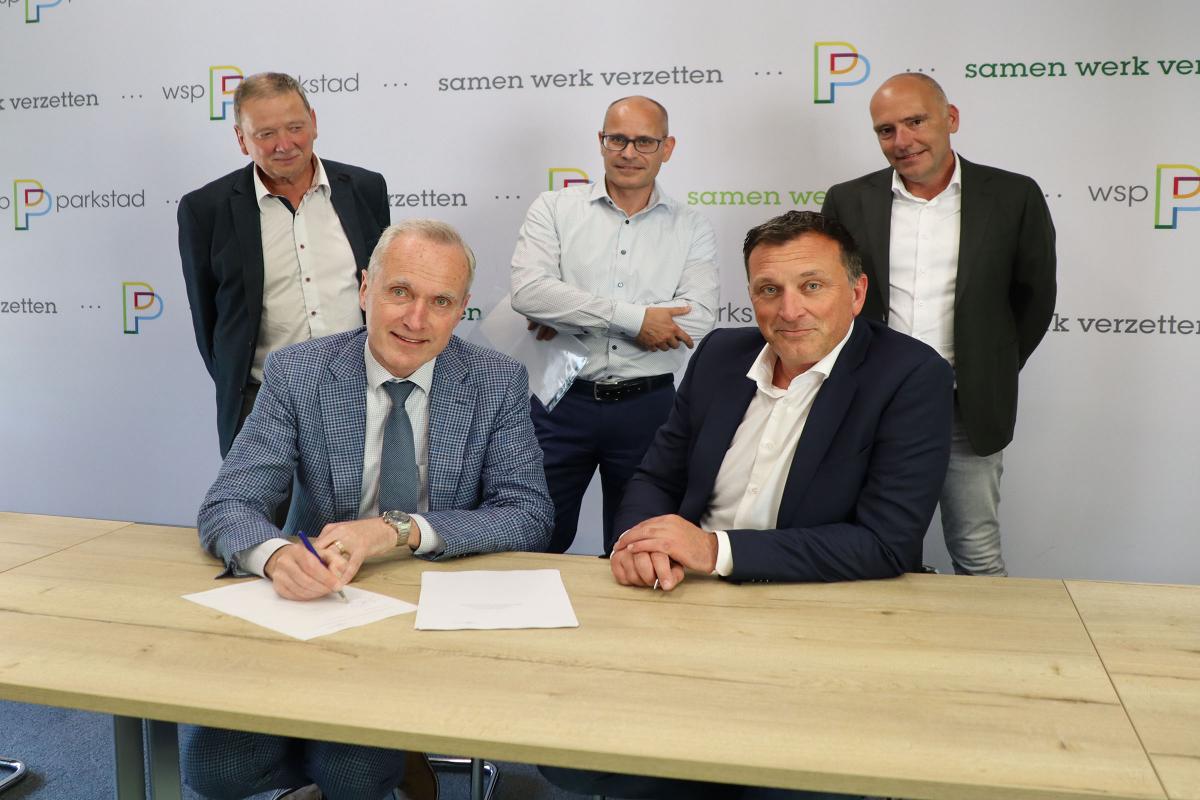 Fred Dijk en Fred Toussaint tekenen contract in bijzijn van Gerard van den Broek, Robert Dackus en Leon Floris