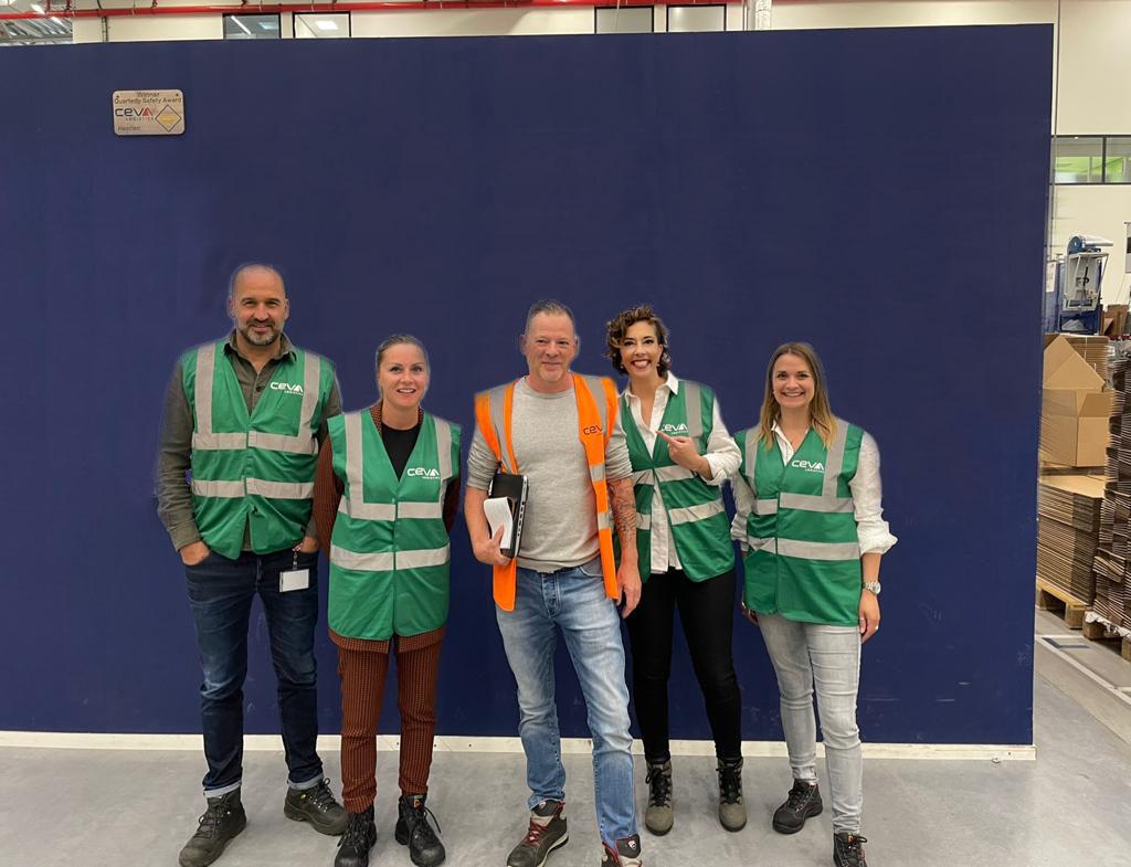 Patrick Moonen, Kim Wintjens en Evelien Snackers van WerkvoorHeerlen/De Bovengrondse Vakschool krijgen een rondleiding bij Ceva Logistics van hun onboardingscoördinator Leon Kleijnen.