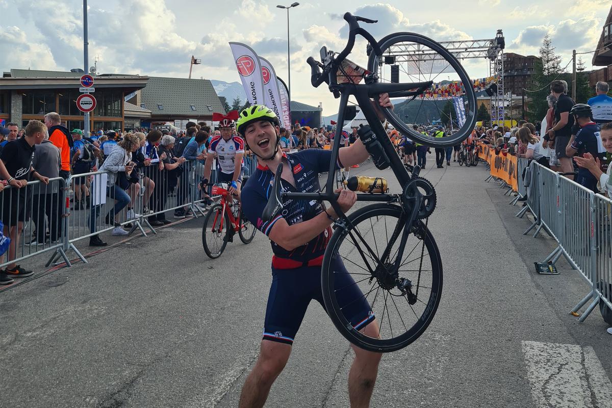 Remco beklimt 6 keer de Alpe d’Huez en finisht vol vreugde