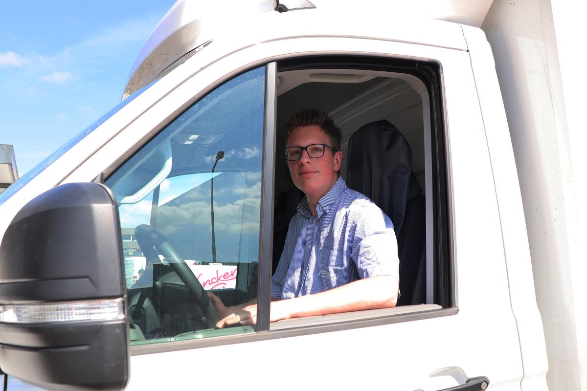 Leon straalt als chauffeur bij Bakkerij Voncken