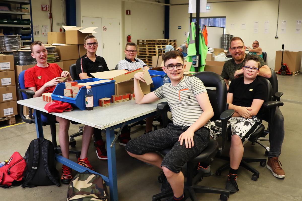 Groepsfoto van de stagiaires bij Beschut: Dylano, Jozua, Caine, Quinten, Dylan en mentor Pim Knolso