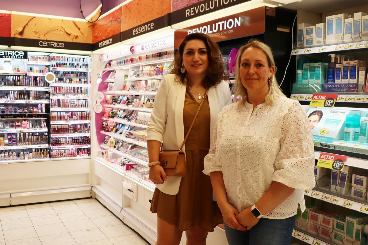 Asiya en Bianca in Kruidvat winkel bij make-up producten