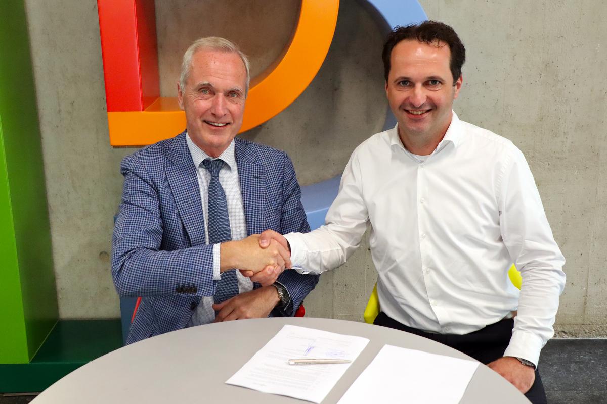 Fred en Willemjan schudden hand bij contractondertekening