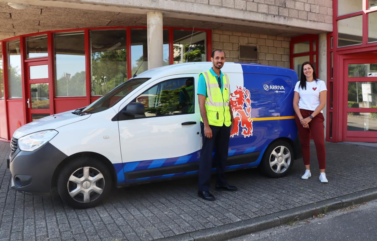 Ahmed en Roxanne Piereij staan bij een Arriva busje