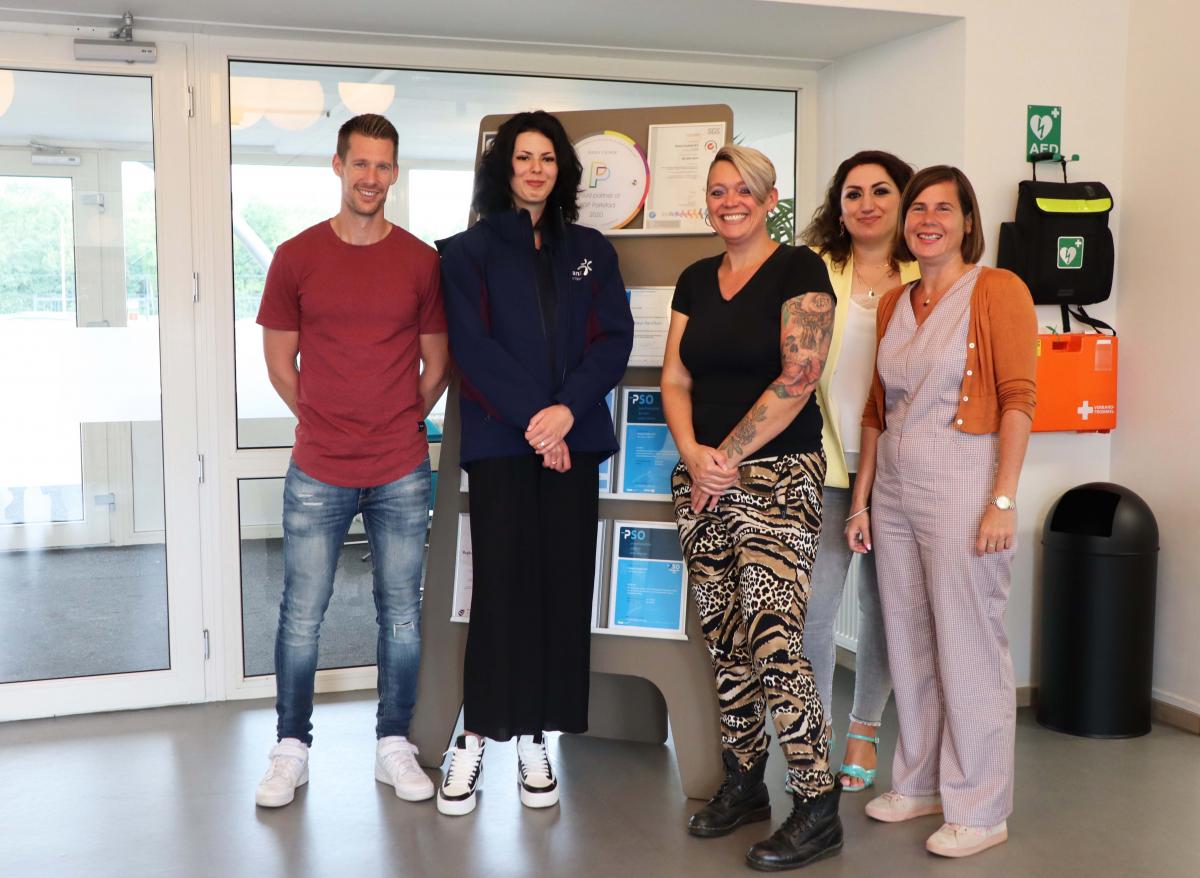 Davey Goverde, medewerker Daniëlle, Joyce Levie, Asiya Duran en Kirsten Smits