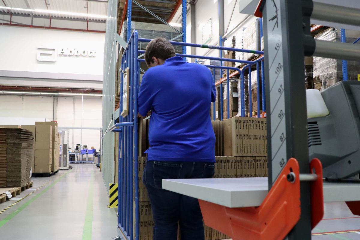 Medewerker Rob werkt in het distributiecentrum van Abbott
