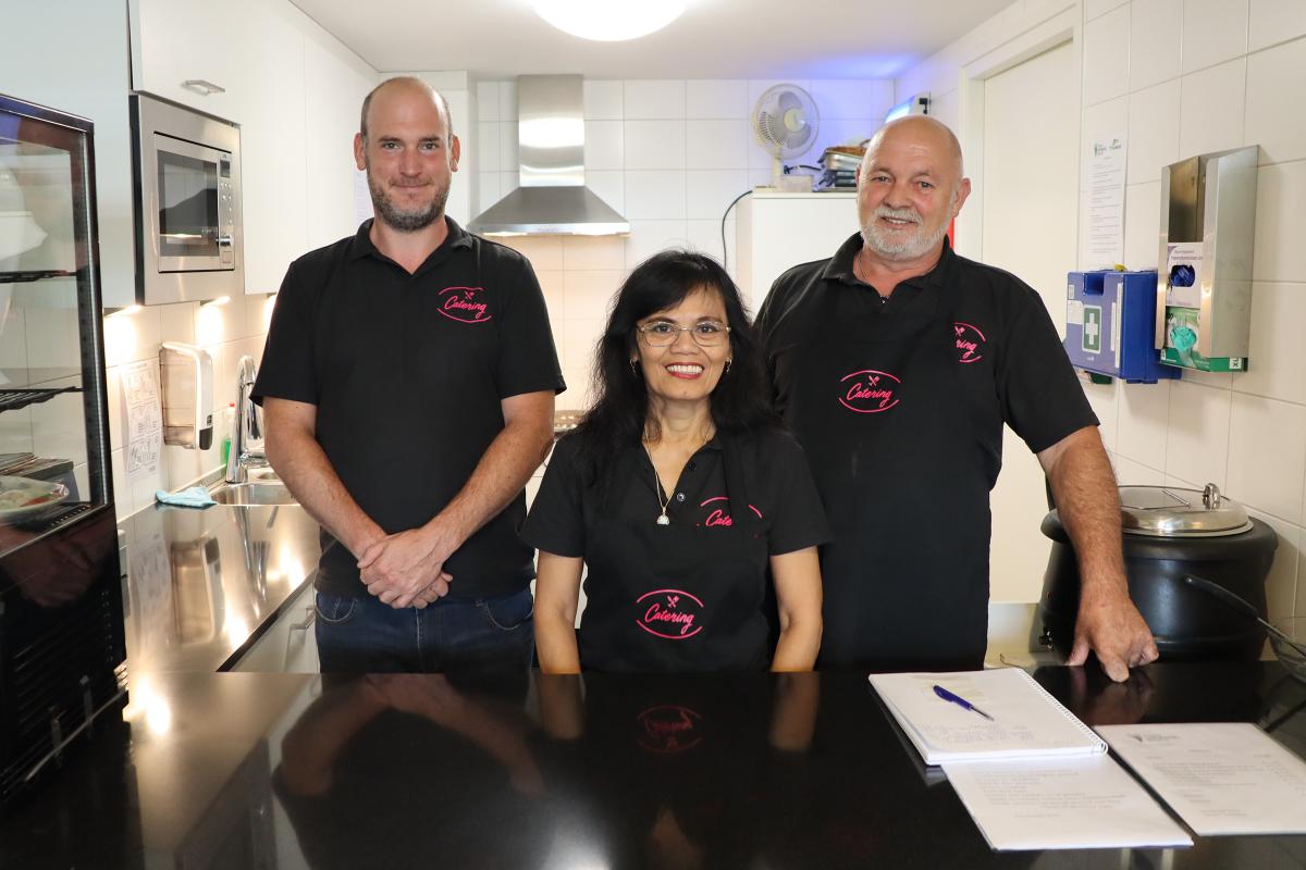 Maickel, Cathy en Wolfgang achter de counter in hun keuken bij MOB
