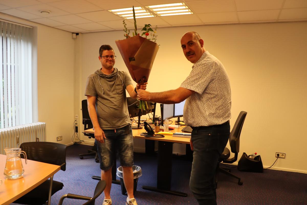 Miguel Trenado Castro overhandigt bloemen aan Patrick Cools