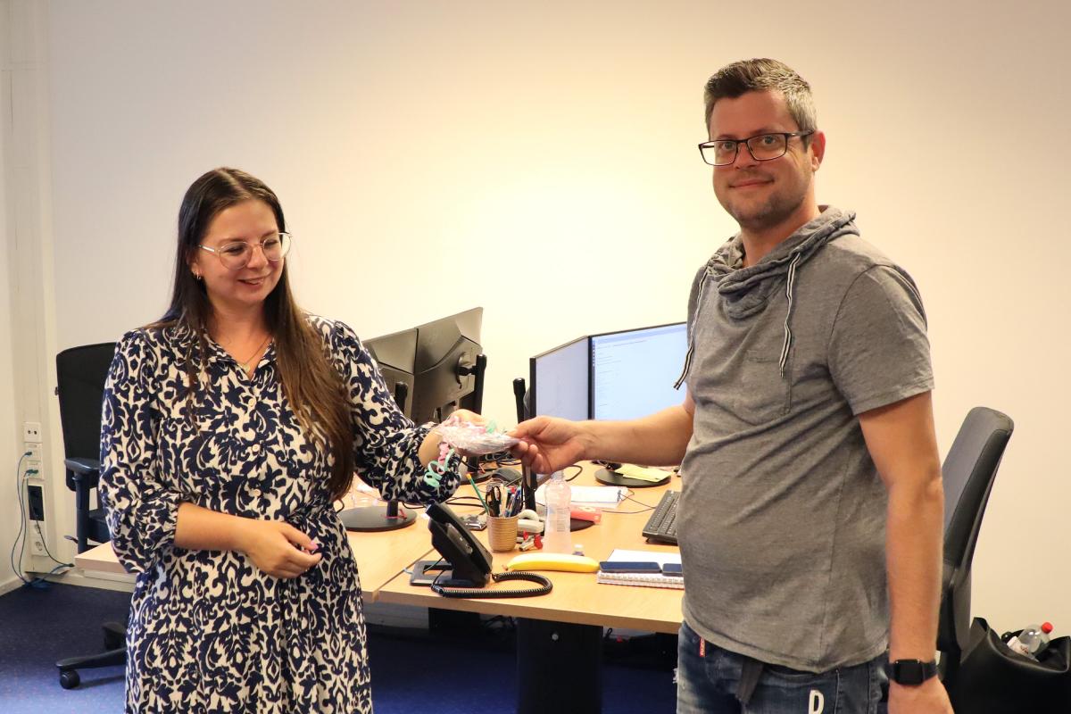 Miguel Trenado Castro en Aldina Bronckers, medewerker marketing en communicatie WSP Parkstad, overhandigen bloemen en een cadeaubon voor deze mooie ontwikkeling.