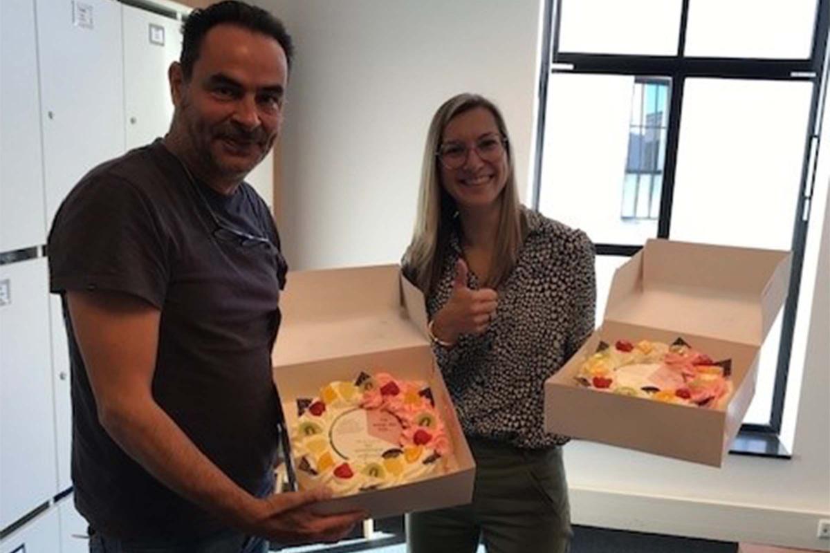Rico Meijers en Tessa Winkelman nemen taart in ontvangst