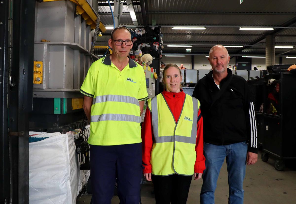 Ed, Monique en Fred bij Rd4 Textiel sorteercentrum