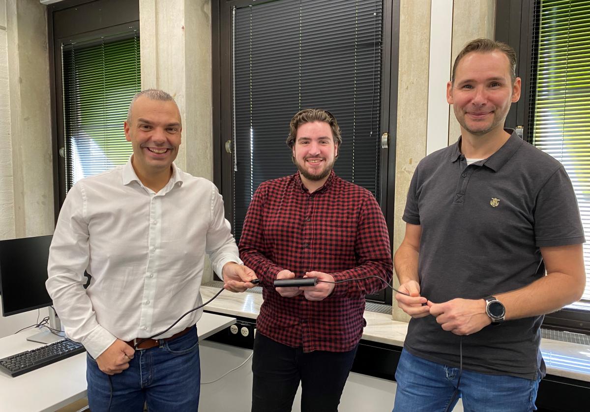 Technisch projectleider Rick Deneer, Advantive helpdesk medewerker Jesse van Grootheest en ICT-manager Frank Vroomen verbinden op symbolische wijze WSP Parkstad en Advantive in een nieuwe dienstverlening.