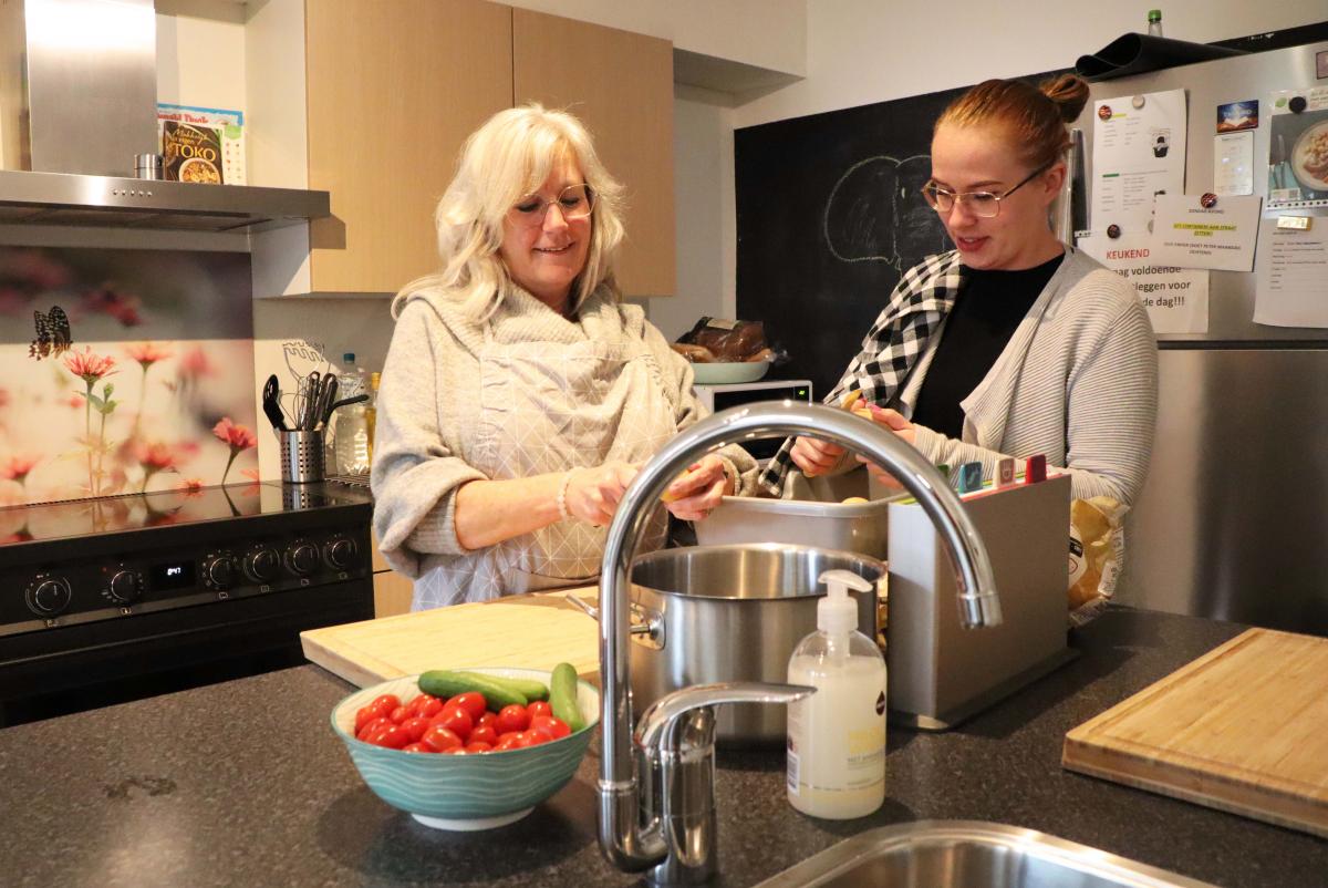 Jacqueline is samen aan het koken met een bewoonster bij woongroep Co-Coon