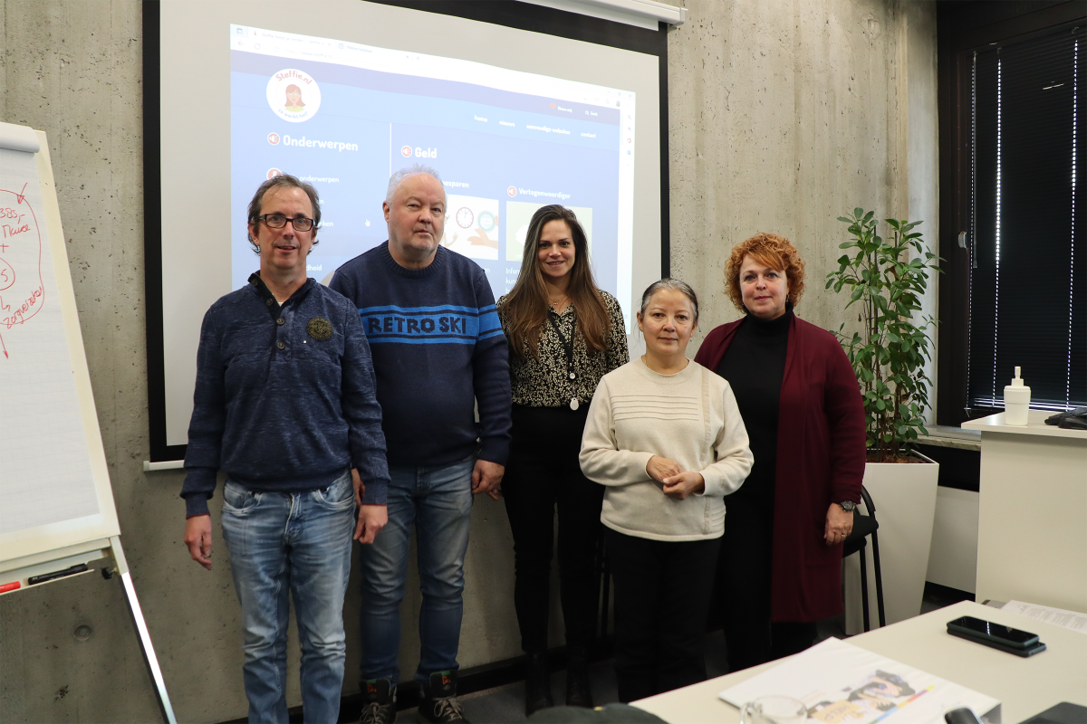 John, Rene, Maya, Maureen en Dionne tijdens de training Voor 't zelfde geld