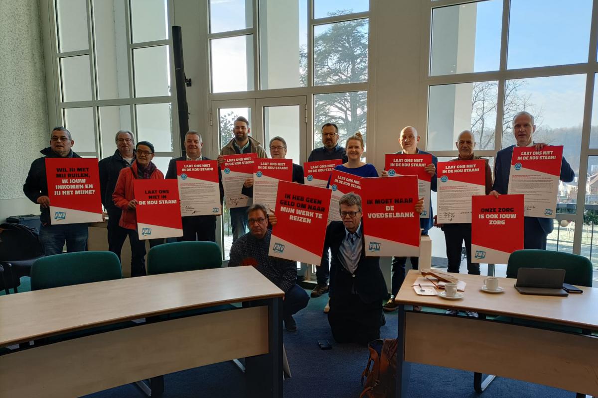 Leden FNV en bestuur WOZL met de petitie in de raadszaal