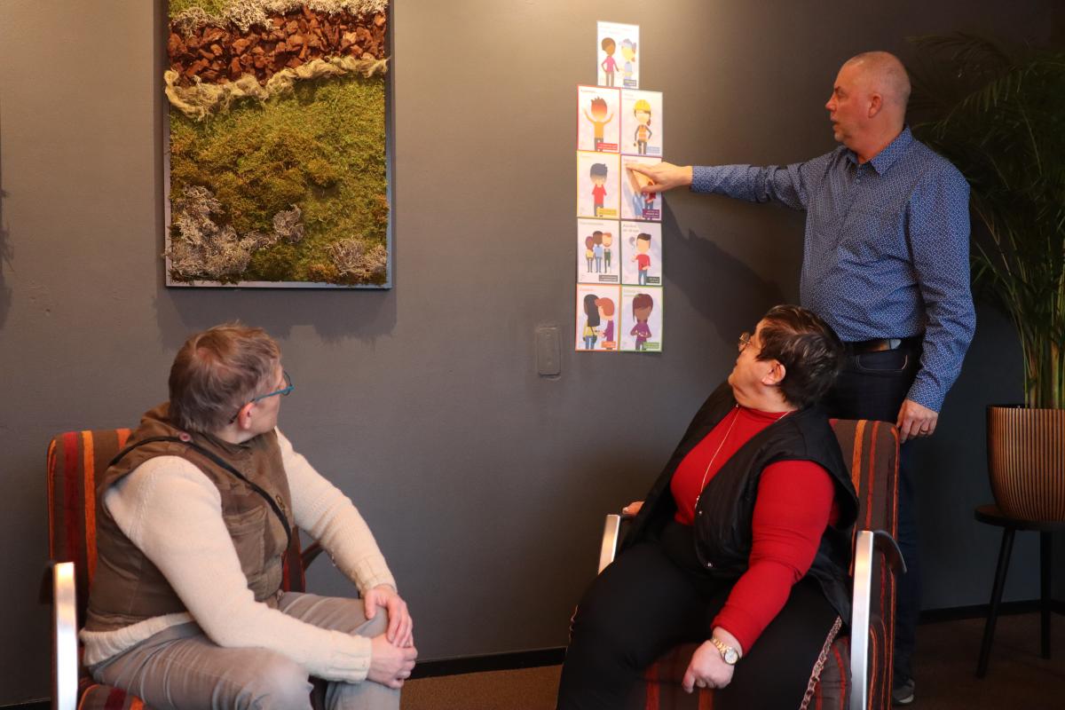 Mariëlla, Jasmine en manager Ton Peeters bij Beschut 2.0