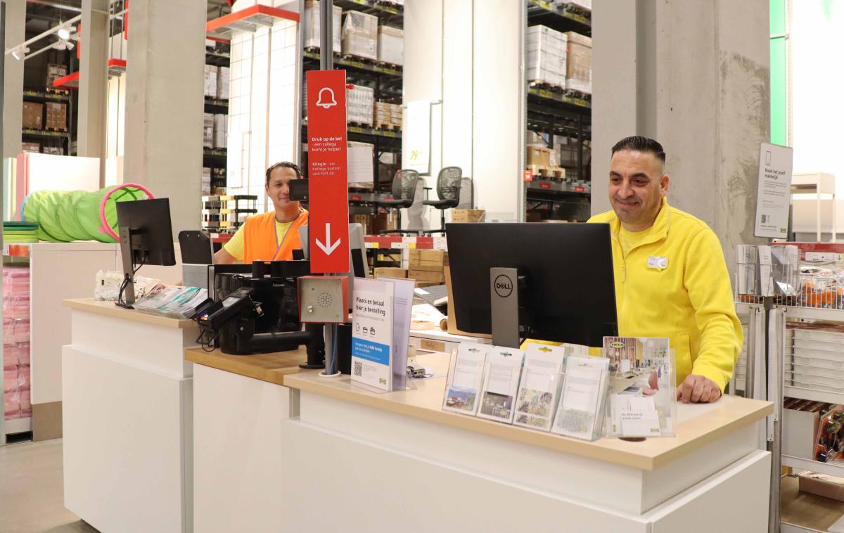 Tarek aan het werk bij IKEA Heerlen