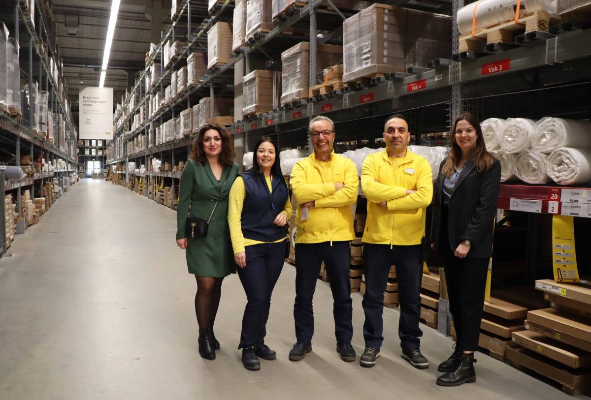 Asiya Duran, Myrka Barendsen, Tawfie Al Homsi, medewerker Tarek en Inès Verweij 
