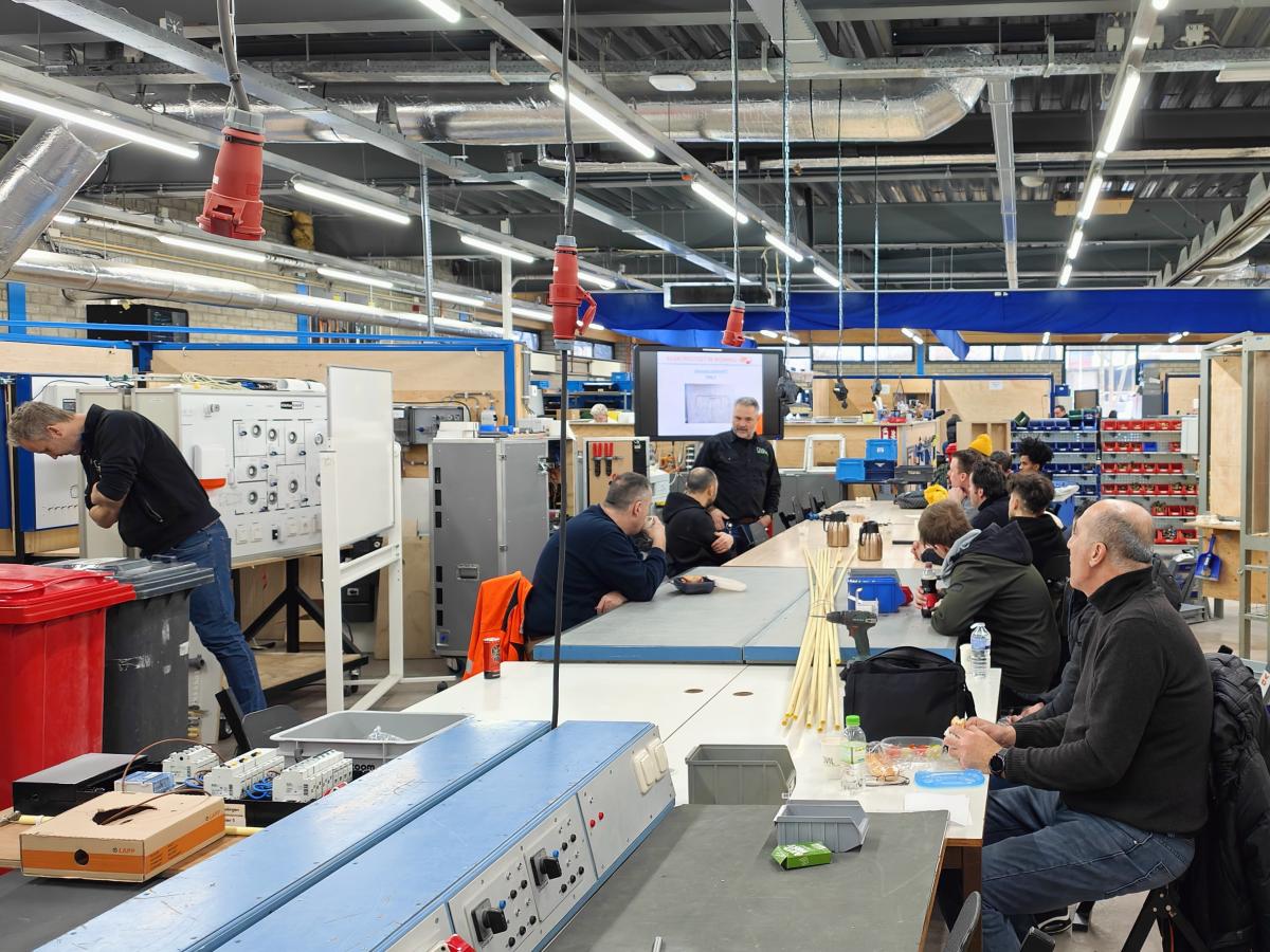 Heren in techniekhal aan de slag