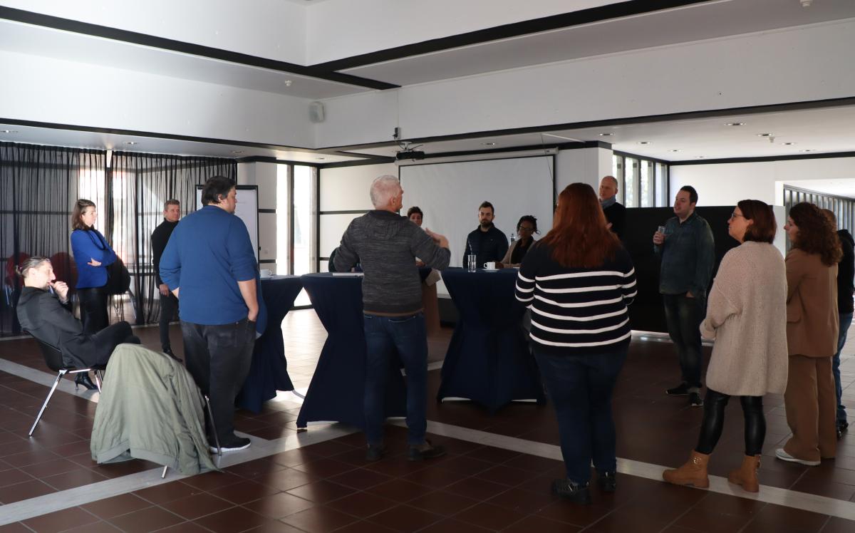 Denktank sessie met verschillende kandidaten