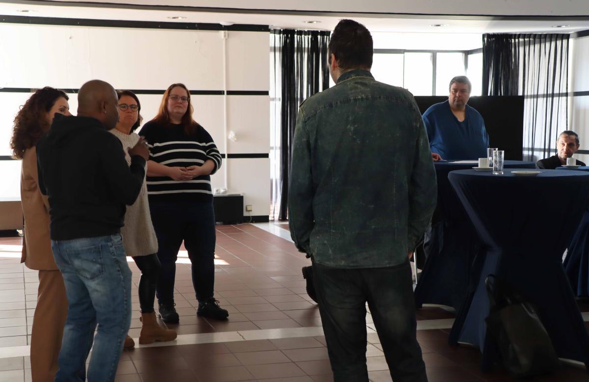 Denktank sessie met verschillende kandidaten