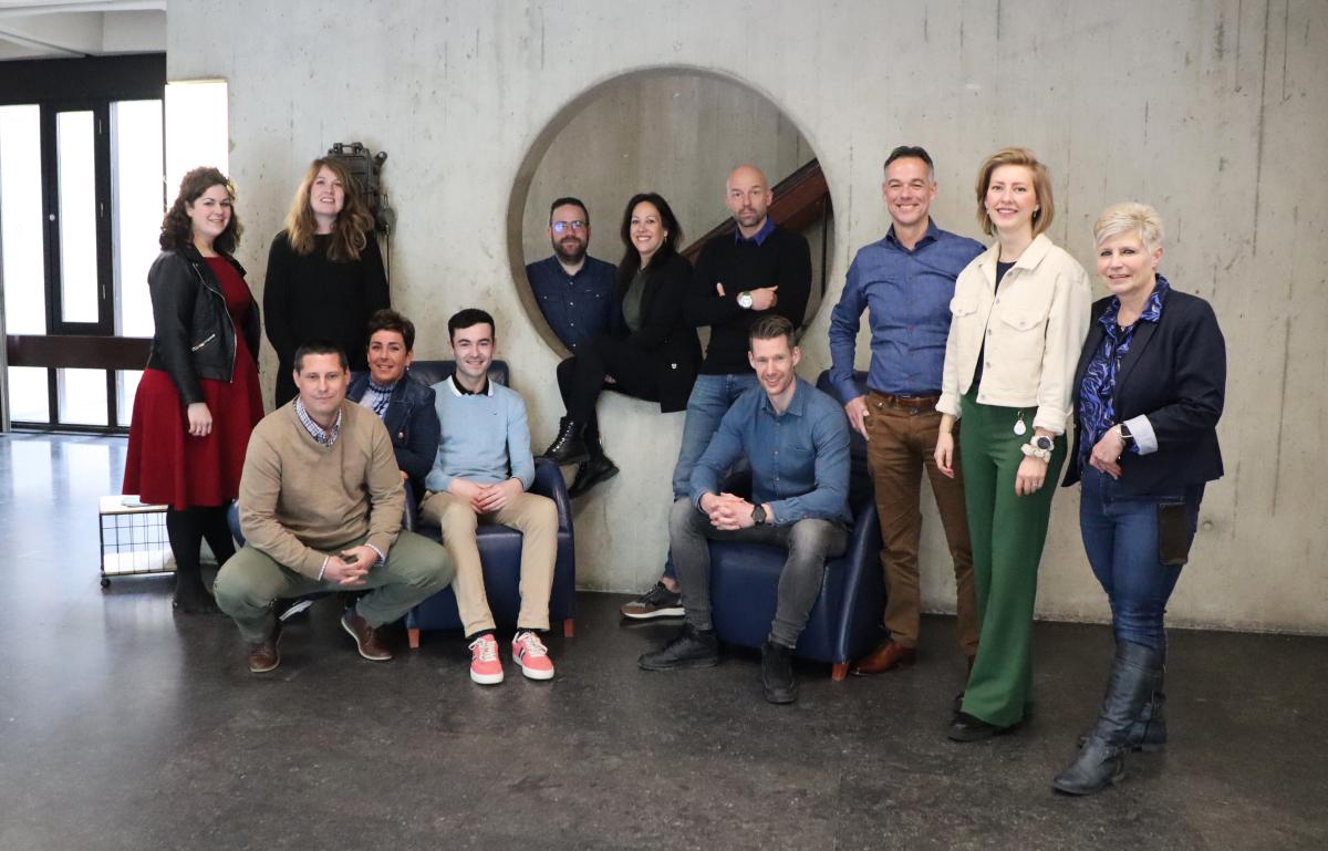 Op de foto v.l.n.r.: Veronie ten Berge, Mieke Greven, Maikel Heijing, Daisy Smeets, Mel Handels, Sjorsj Amkreutz, Myrna Terken, Rutger Ghijsen, Davey Goverde, Stefan Kleintjens, Myrna Consten-Jegers, Meriam Weiss