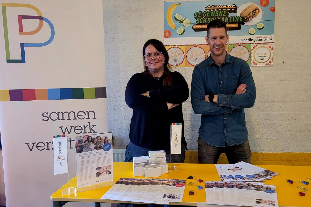 Jongerenjobcoaches Rebecca en Davey achter het standje op de Catharina school