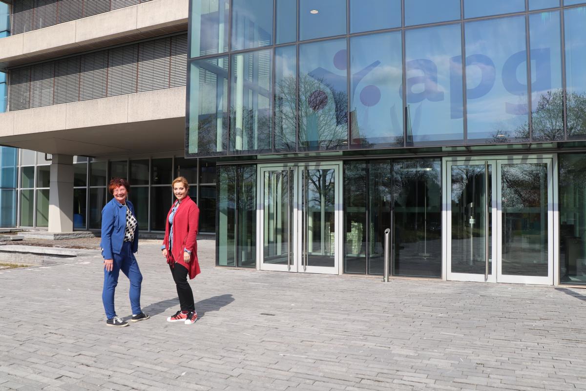 Erna Hermans-Volders en Britt Fielitz bij APG
