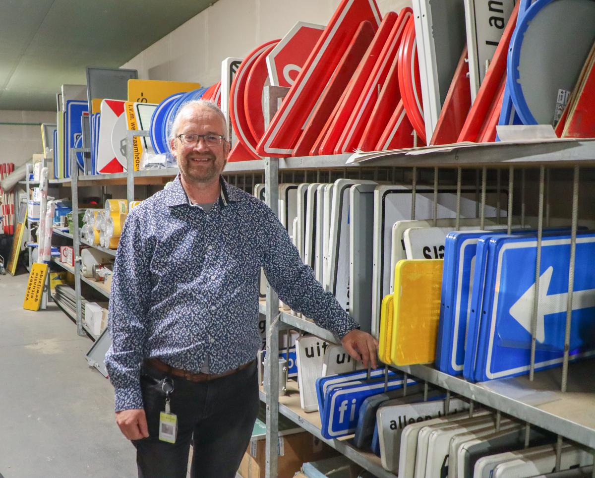 Erwin gemeente Brunssum bij verkeersborden