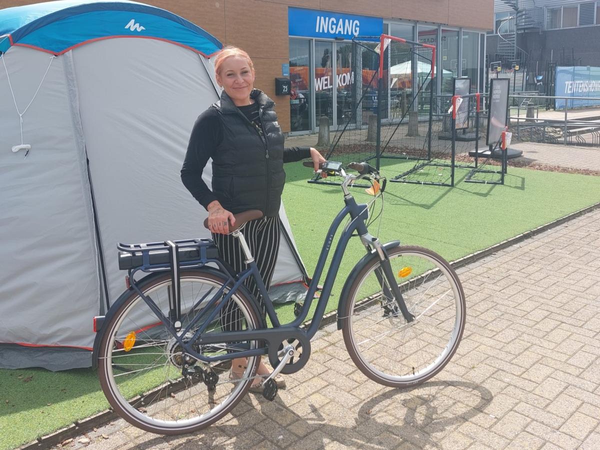 Marcella poseert vol trots met haar elektrische fiets