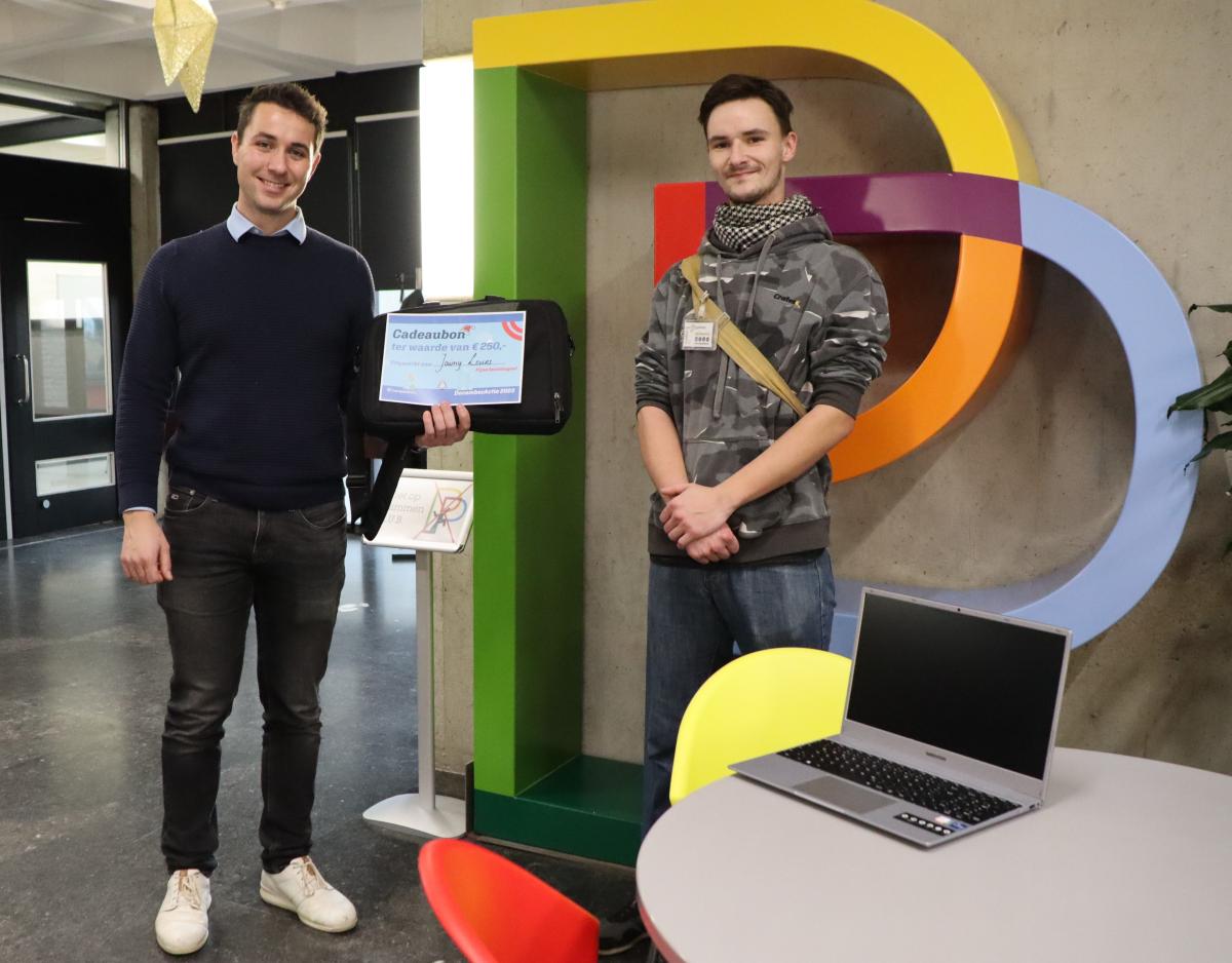 Remco Raeven overhandigt prijs van de CompetenSYS decemberactie aan Jaimy Leurs