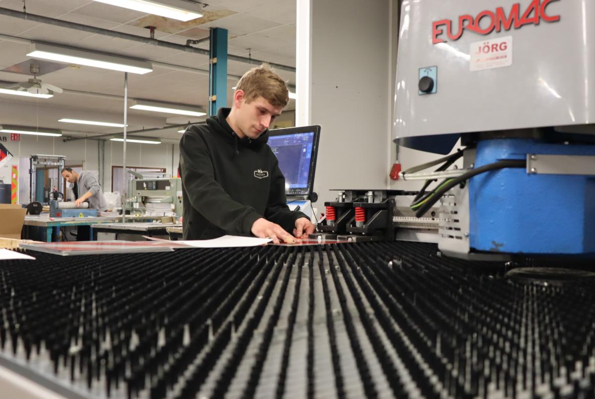 Sven aan het werk bij Mazon