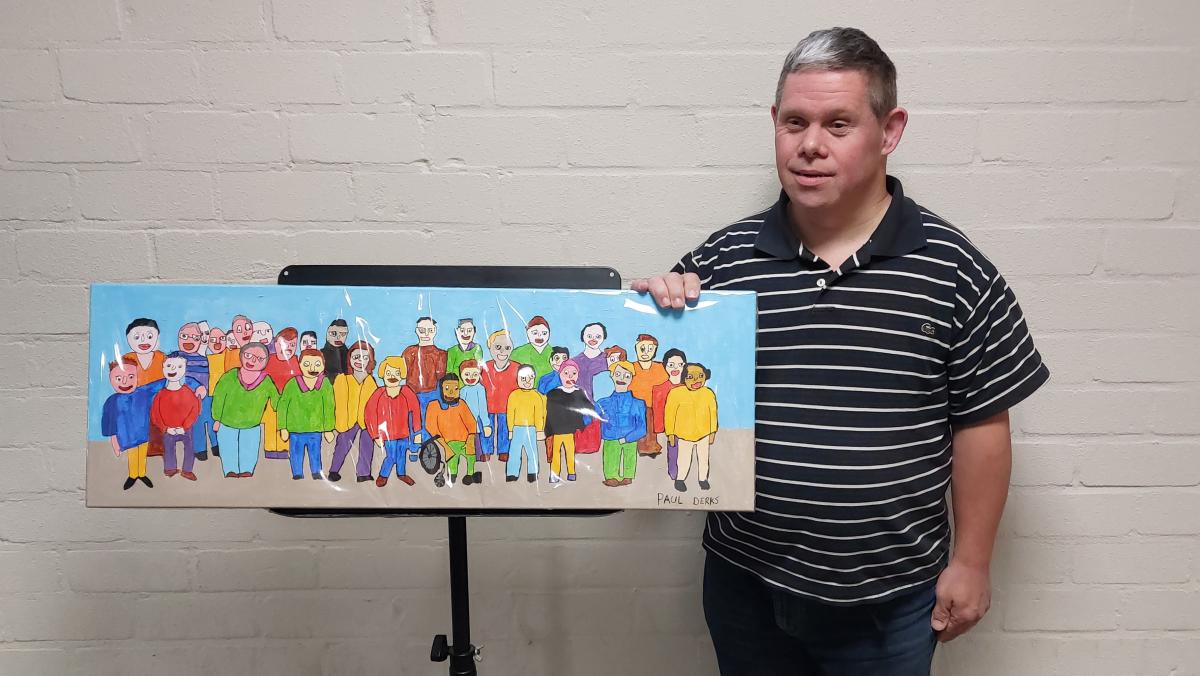 Medewerker Paul laat zijn eigen schilderij zien