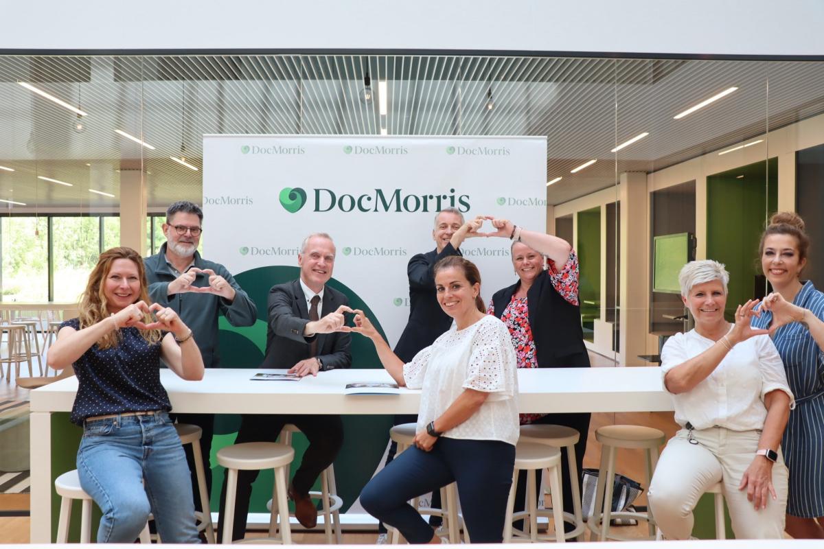 Alle betrokkenen van het samenwerkingstraject bij DocMorris, samen beelden ze het Docmorris hartje uit