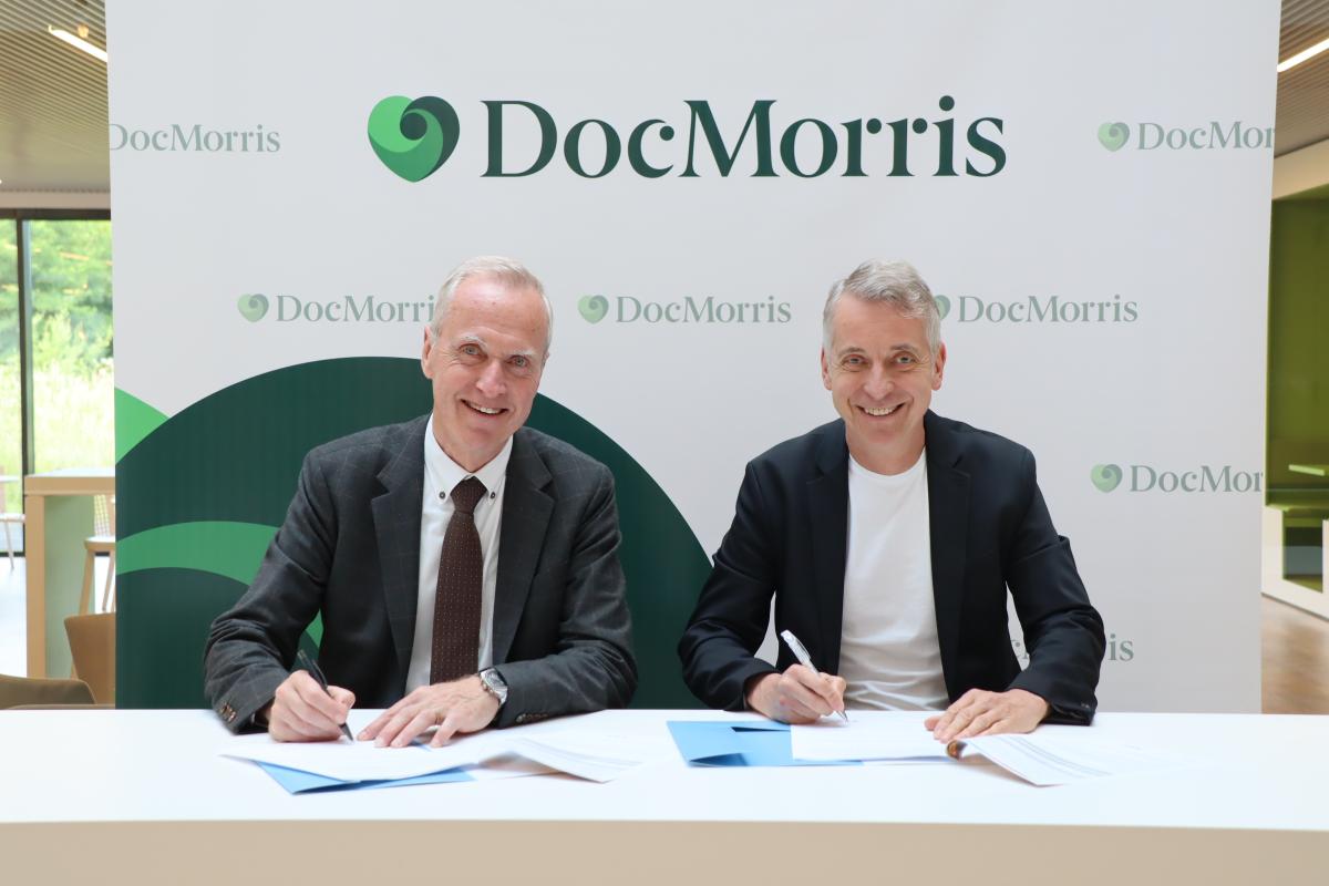Fred Dijk en Peter Geraerds ondertekenen nieuwe samenwerkingsovereenkomst zijinstroom traject