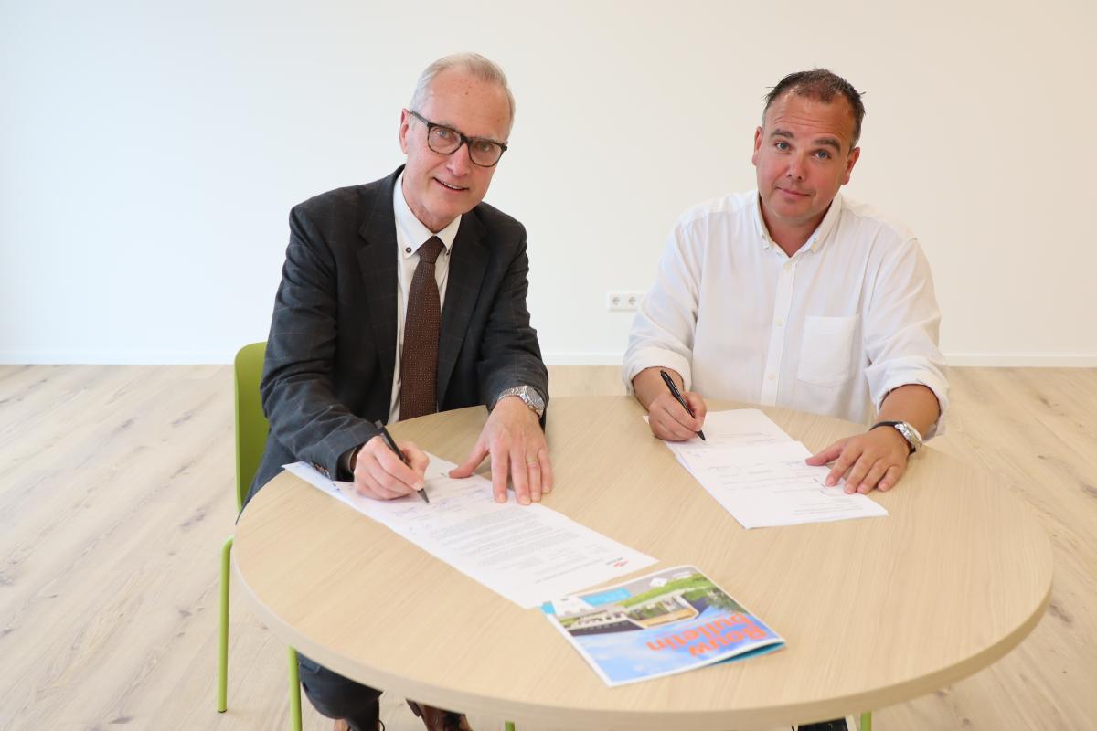 Fred Dijk en Angelo van der Beemt ondertekenen opleverdocument